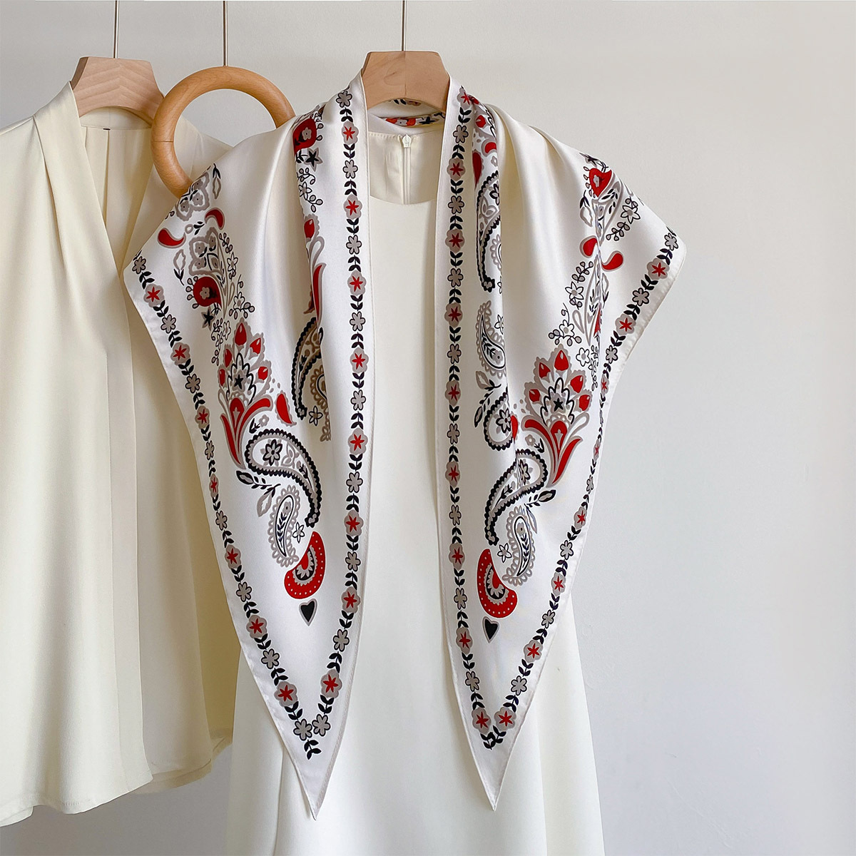 Face Scarf Mask - Nouveau Foulard Triangle en Satin Exquis,